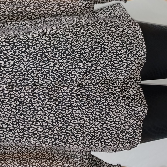 Sam & Jess Women's V-Neck Button-Front Smocked-Shoulder Top - Picture 4 of 11